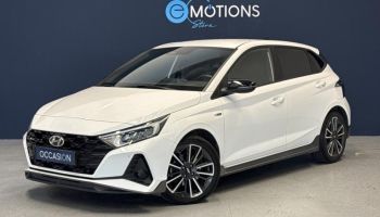 57100 : Hyundai Thionville - Théobald Automobiles - HYUNDAI i20 - i20 - Polar White Métal/Toit/rétros Black - Traction - Essence/Micro-Hybride