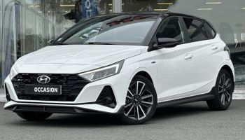 57200 : Hyundai Sarreguemines - Theobald Automobiles - HYUNDAI i20 - i20 - Polar White Métal/Toit/rétros Black - Traction - Essence/Micro-Hybride