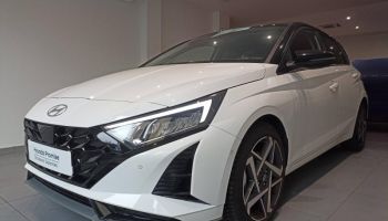 78000 : Hyundai Versailles - SOCOHY - HYUNDAI i20 - i20 - Atlas White/Toit+rétros Black - Traction - Essence