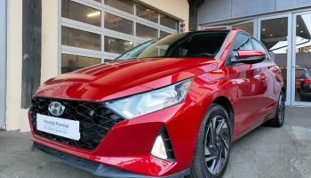 78000 : Hyundai Versailles - SOCOHY - HYUNDAI i20 - i20 - Dragon Red Métal - Traction - Essence/Micro-Hybride