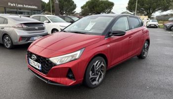 56000 : Hyundai Vannes - Park Lann Automobiles - HYUNDAI i20 - i20 - Dragon Red Métal/Toit/rétro Black - Traction - Essence/Micro-Hybride