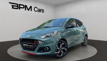 92250 : Hyundai La Garenne-Colombes - BPM Cars - HYUNDAI i10 - i10 - Mangrove Green Métal/Toit/rétros Black - Traction - Essence