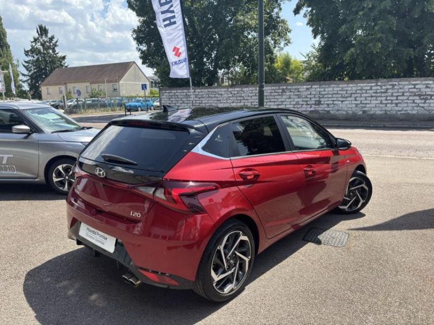 89100 : Hyundai Sens - APS - HYUNDAI i20 - i20 - Dragon Red Métal/Toit/rétro Black - Traction - Essence/Micro-Hybride