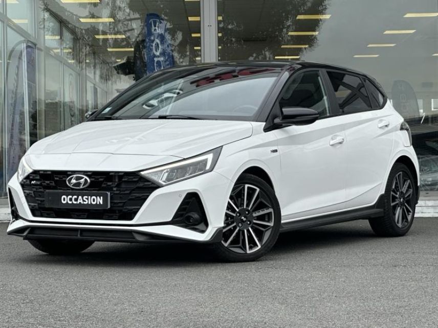 57200 : Hyundai Sarreguemines - Theobald Automobiles - HYUNDAI i20 - i20 - Polar White Métal/Toit/rétros Black - Traction - Essence/Micro-Hybride