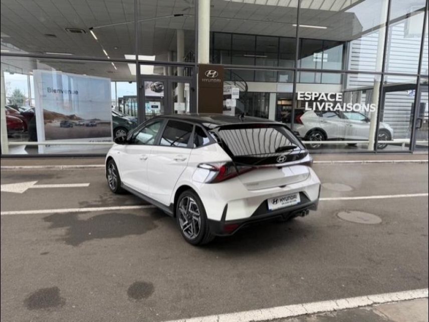 45000 : Hyundai Orléans Motors - HYUNDAI i20 - i20 - Atlas White/Toit+rétros Black - Traction - Essence