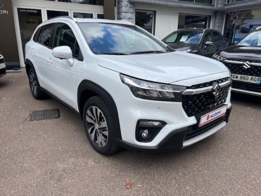 89100 : Hyundai Sens - APS - SUZUKI S-Cross - S-Cross - Cool White Pearl métallisé - Transmission intégrale - Essence/Micro-Hybride