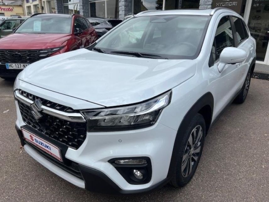 89100 : Hyundai Sens - APS - SUZUKI S-Cross - S-Cross - Cool White Pearl métallisé - Transmission intégrale - Essence/Micro-Hybride