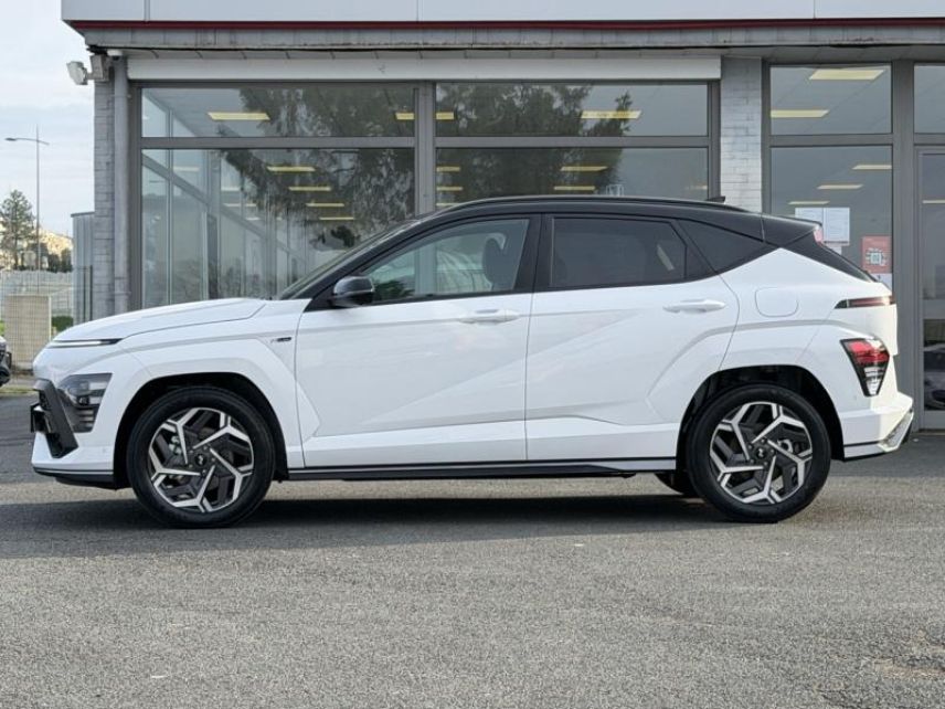 57200 : Hyundai Sarreguemines - Theobald Automobiles - HYUNDAI Kona - Kona - Atlas White/Toit/rétros Black - Traction - Hybride : Essence/Electrique