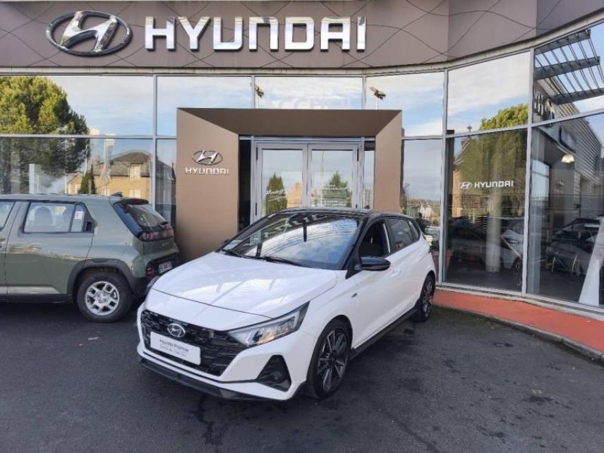19100 : Hyundai Brive-la-Gaillarde - Garage Pouget - HYUNDAI i20 - i20 - Polar White Métal/Toit/rétros Black - Traction - Essence/Micro-Hybride