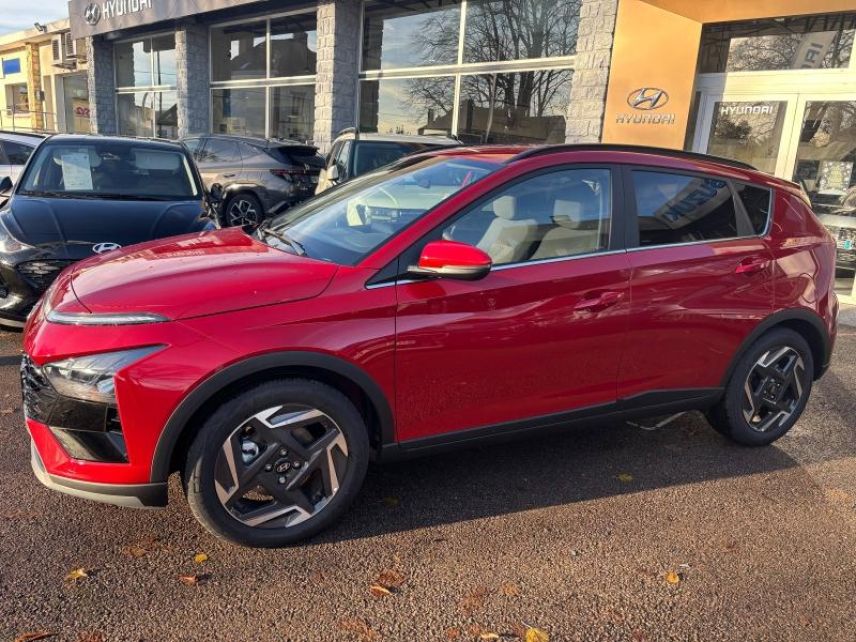 89100 : Hyundai Sens - APS - HYUNDAI Bayon - Bayon - Dragon Red Métal - Traction - Essence