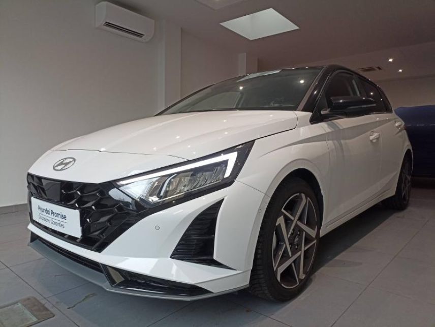 78000 : Hyundai Versailles - SOCOHY - HYUNDAI i20 - i20 - Atlas White/Toit+rétros Black - Traction - Essence