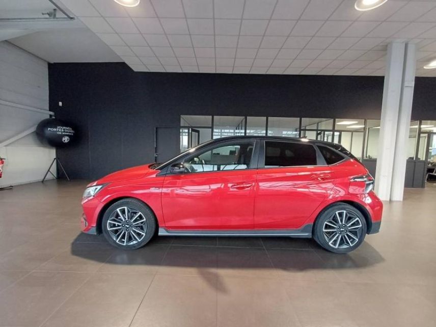 57685 : Hyundai Metz - Theobald Automobiles - HYUNDAI i20 - i20 - Dragon Red Métal/Toit/rétro Black - Traction - Essence/Micro-Hybride