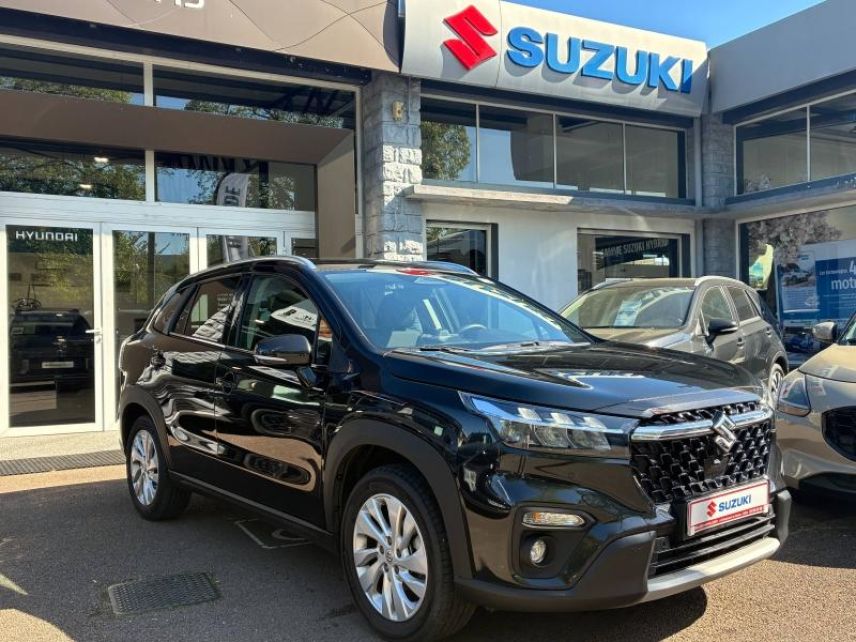 89100 : Hyundai Sens - APS - SUZUKI S-Cross - S-Cross - Cosmic Black Pearl métallisée - Traction - Hybride : Essence/Electrique