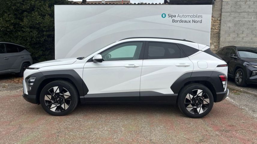 33110 : Hyundai Bordeaux Nord Le Bouscat - Sipa Automobiles - HYUNDAI KONA Creative - KONA (02/2023) - BLANC - Automate sequentiel - Essence / Courant électrique