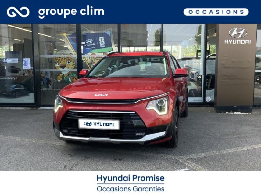 40990 : Hyundai Dax - i-AUTO - KIA Niro - Niro - Rouge Magma métallisé - Traction - Hybride : Essence/Electrique