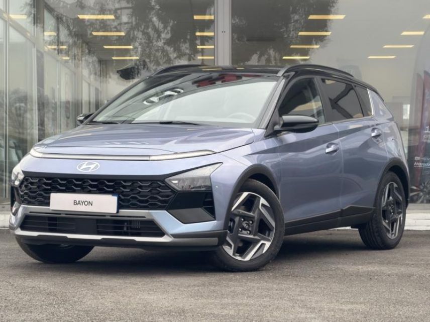 57200 : Hyundai Sarreguemines - Theobald Automobiles - HYUNDAI Bayon - Bayon - Meta Blue Métal/Toit+rétros Black - Traction - Essence