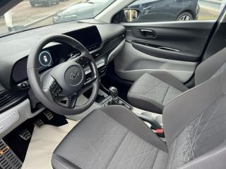89100 : Hyundai Sens - APS - HYUNDAI Bayon - Bayon - Intense Blue Métal/Toit/rétros Black - Traction - Essence/Micro-Hybride