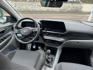 89100 : Hyundai Sens - APS - HYUNDAI Bayon - Bayon - Intense Blue Métal/Toit/rétros Black - Traction - Essence/Micro-Hybride