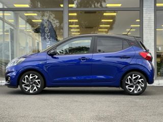 57200 : Hyundai Sarreguemines - Theobald Automobiles - HYUNDAI i10 - i10 - Intense Blue Métal/Toit/rétros Black - Traction - Essence