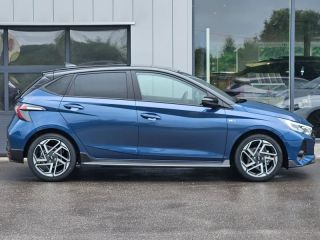 57685 : Hyundai Metz - Theobald Automobiles - HYUNDAI i20 - i20 - Vibrant Blue Métal/Toit+rétros Black - Traction - Essence