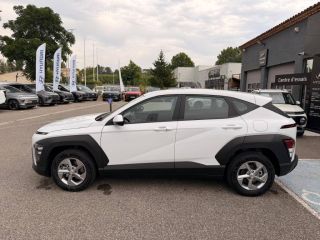 84120 : Hyundai PERTUIS - SA PEDINIELLI - HYUNDAI KONA Intuitive - KONA II - BLANC - Automate sequentiel - Essence / Courant électrique