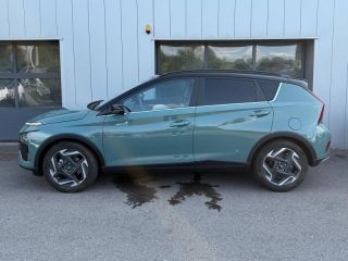 57685 : Hyundai Metz - Theobald Automobiles - HYUNDAI Bayon - Bayon - Mangrove Green Métal/Toit+rétros Black - Traction - Essence