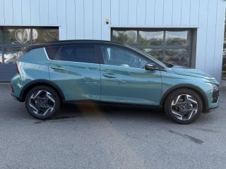 57685 : Hyundai Metz - Theobald Automobiles - HYUNDAI Bayon - Bayon - Mangrove Green Métal/Toit+rétros Black - Traction - Essence