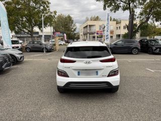 84120 : Hyundai PERTUIS - SA PEDINIELLI - HYUNDAI KONA ELECTRIC Intuitive - KONA ELECTRIQUE - Blanc - Automate à fonct. Continu - Courant électrique