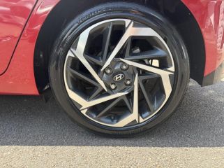 89100 : Hyundai Sens - APS - HYUNDAI i20 - i20 - Dragon Red Métal/Toit/rétro Black - Traction - Essence/Micro-Hybride