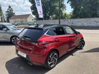 89100 : Hyundai Sens - APS - HYUNDAI i20 - i20 - Dragon Red Métal/Toit/rétro Black - Traction - Essence/Micro-Hybride