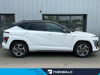 57685 : Hyundai Metz - Theobald Automobiles - HYUNDAI Kona - Kona - Atlas White/Toit/rétros Black - Traction - Hybride : Essence/Electrique