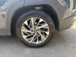 89100 : Hyundai Sens - APS - HYUNDAI Tucson - Tucson - Shimmering Silver Métal/Toit/rétros Dark - Traction - Diesel/Micro-Hybride