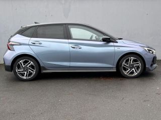 56600 : Hyundai Lorient - Auto Océane - HYUNDAI i20 - i20 - Meta Blue Métal/Toit+rétros Black - Traction - Essence