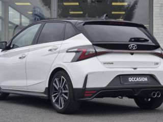 57200 : Hyundai Sarreguemines - Theobald Automobiles - HYUNDAI i20 - i20 - Polar White Métal/Toit/rétros Black - Traction - Essence/Micro-Hybride