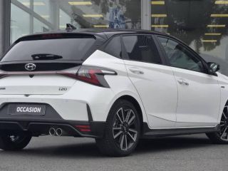 57200 : Hyundai Sarreguemines - Theobald Automobiles - HYUNDAI i20 - i20 - Polar White Métal/Toit/rétros Black - Traction - Essence/Micro-Hybride