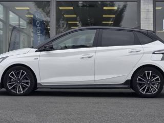 57200 : Hyundai Sarreguemines - Theobald Automobiles - HYUNDAI i20 - i20 - Polar White Métal/Toit/rétros Black - Traction - Essence/Micro-Hybride