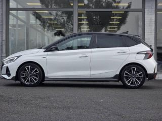 57200 : Hyundai Sarreguemines - Theobald Automobiles - HYUNDAI i20 - i20 - Polar White Métal/Toit/rétros Black - Traction - Essence/Micro-Hybride