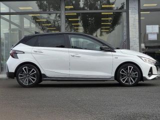 57200 : Hyundai Sarreguemines - Theobald Automobiles - HYUNDAI i20 - i20 - Polar White Métal/Toit/rétros Black - Traction - Essence/Micro-Hybride