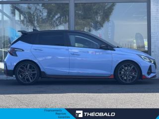 57200 : Hyundai Sarreguemines - Theobald Automobiles - HYUNDAI i20 - i20 - Performance Blue/Toit/rétro Black - Traction - Essence