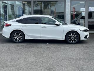 57200 : Hyundai Sarreguemines - Theobald Automobiles - HONDA Civic - Civic - Blanc Platine Nacré - Traction - Hybride : Essence/Electrique