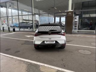 45000 : Hyundai Orléans Motors - HYUNDAI i20 - i20 - Atlas White/Toit+rétros Black - Traction - Essence