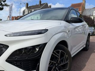 62360 : Hyundai Boulogne-sur-Mer - Garage Du Château - HYUNDAI KONA N Line Executive - KONA - Blanc - Boîte manuelle - Essence sans plomb