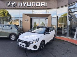 19100 : Hyundai Brive-la-Gaillarde - Garage Pouget - HYUNDAI i20 - i20 - Polar White Métal/Toit/rétros Black - Traction - Essence/Micro-Hybride
