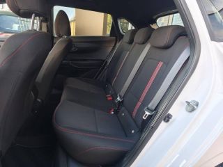 19100 : Hyundai Brive-la-Gaillarde - Garage Pouget - HYUNDAI i20 - i20 - Polar White Métal/Toit/rétros Black - Traction - Essence/Micro-Hybride