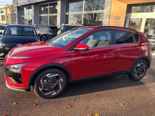 89100 : Hyundai Sens - APS - HYUNDAI Bayon - Bayon - Dragon Red Métal - Traction - Essence