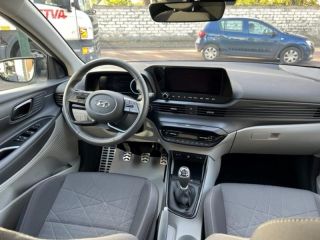 89100 : Hyundai Sens - APS - HYUNDAI Bayon - Bayon - Polar White/Toit/rétros Black - Traction - Essence/Micro-Hybride