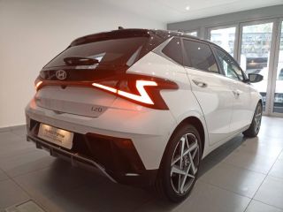 78000 : Hyundai Versailles - SOCOHY - HYUNDAI i20 - i20 - Atlas White/Toit+rétros Black - Traction - Essence