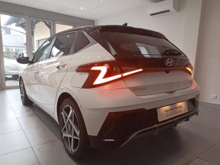 78000 : Hyundai Versailles - SOCOHY - HYUNDAI i20 - i20 - Atlas White/Toit+rétros Black - Traction - Essence