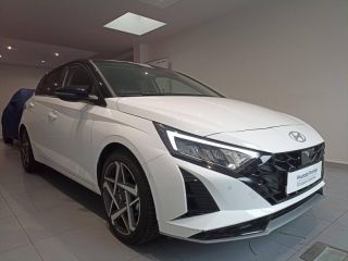 78000 : Hyundai Versailles - SOCOHY - HYUNDAI i20 - i20 - Atlas White/Toit+rétros Black - Traction - Essence