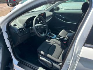 89100 : Hyundai Sens - APS - HYUNDAI i30 SW - i30 SW - Serenity White métal - Traction - Essence